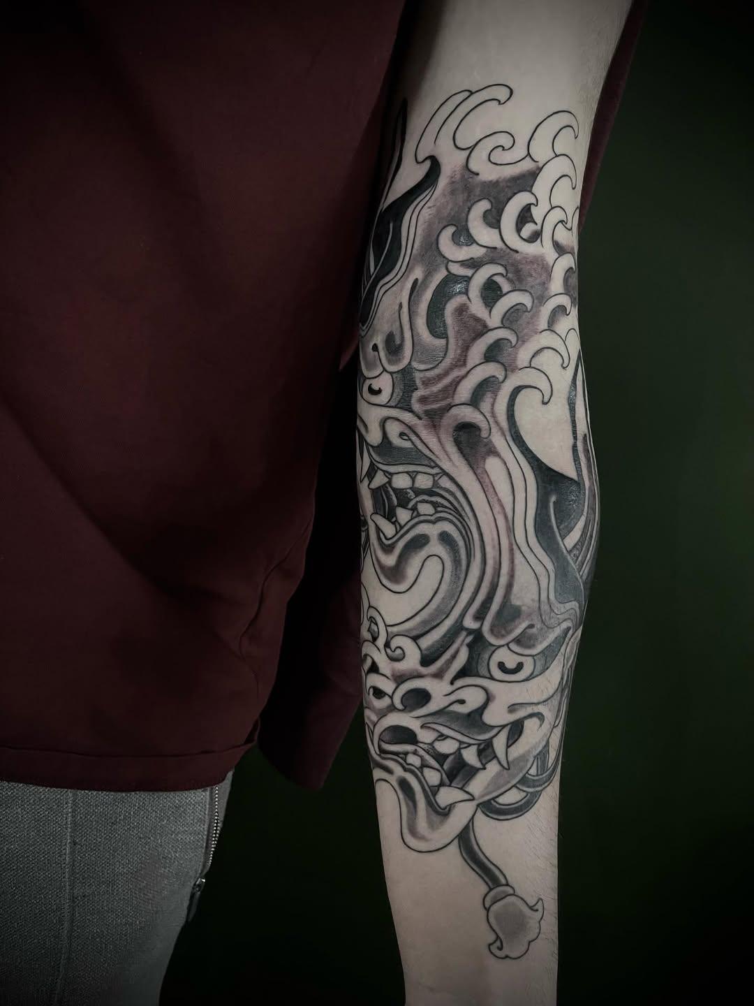 Tatouage dragon japonais black & grey avant-bras — matthieuakacrewer