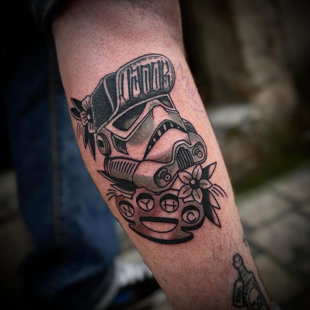 Tatouage Stormtrooper Star Wars traditionnel — nico.tattooing