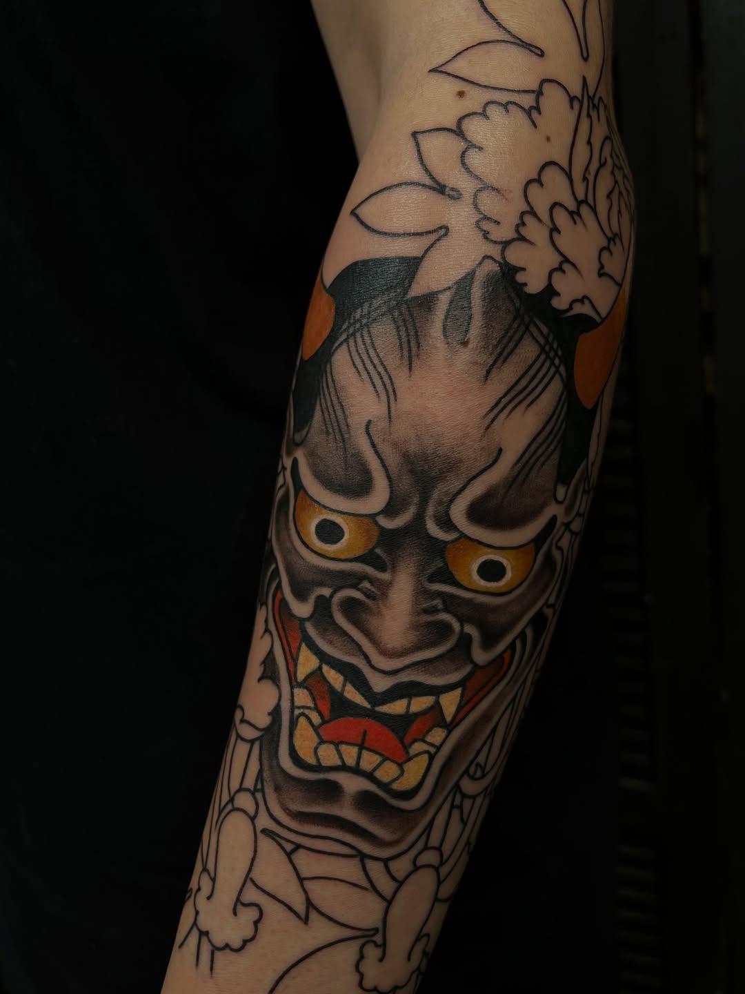 Tatouage masque Hannya chrysanthèmes japonais bras — lil_kaeru