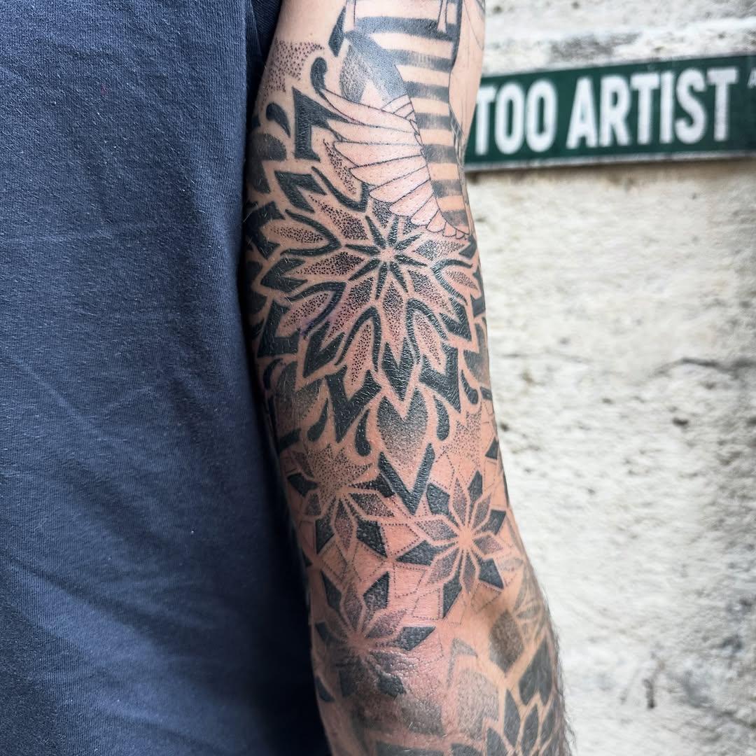 Tatouage mandala ornemental géométrique — mauvaisgenre_tattoo