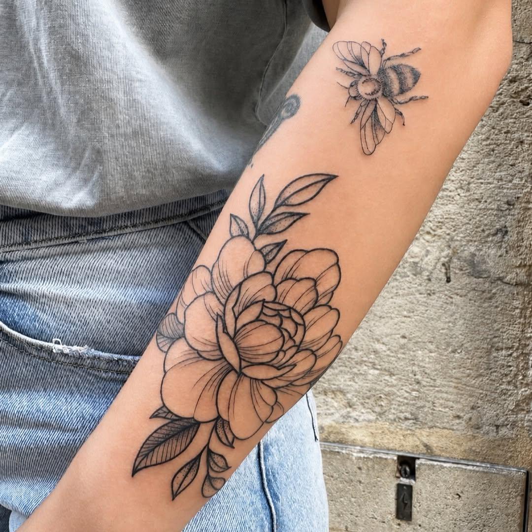 Tatouage pivoine et abeille fine line floral — mauvaisgenre_tattoo