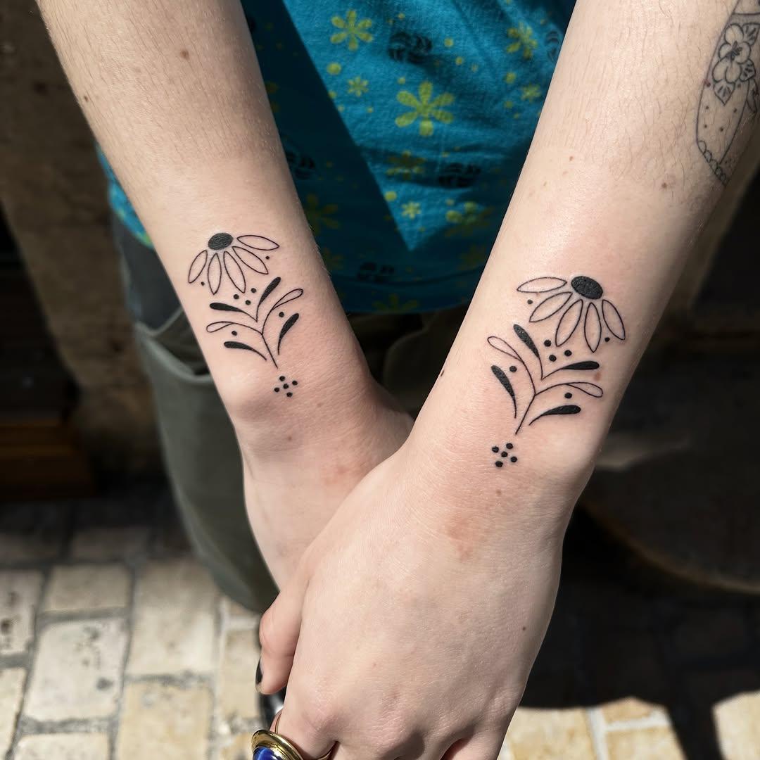 Tatouage ornemental symétrique fine line — mauvaisgenre_tattoo