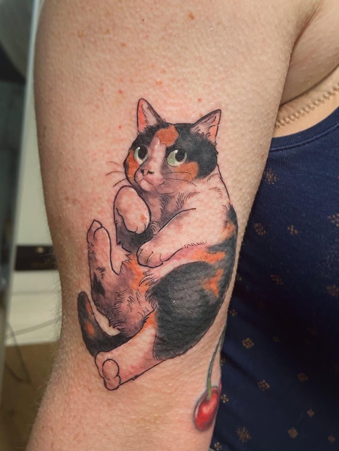 Tatouage chat hommage couleur — madeleine_inked