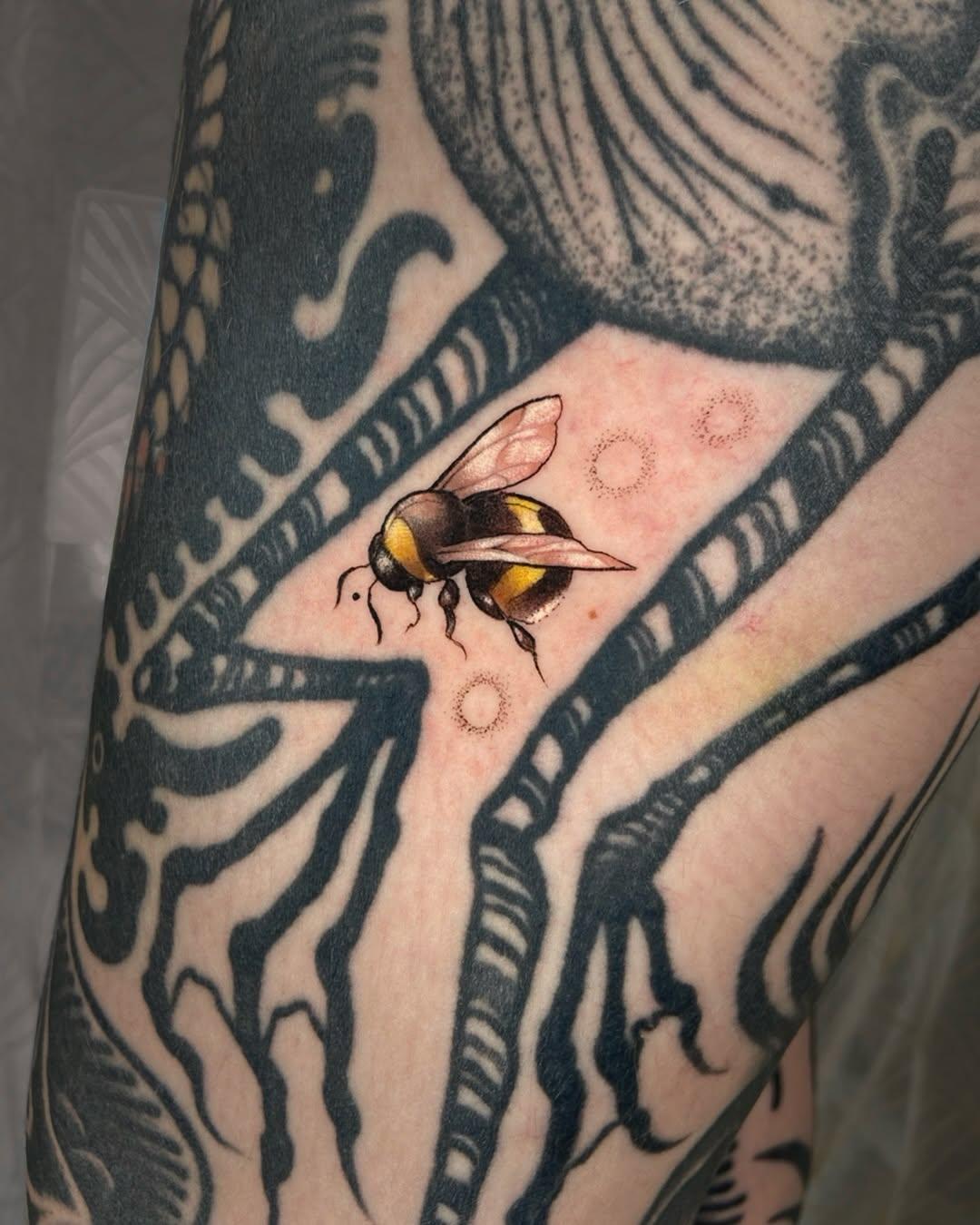 Tatouage abeille couleur sur fond ornemental — madeleine_inked