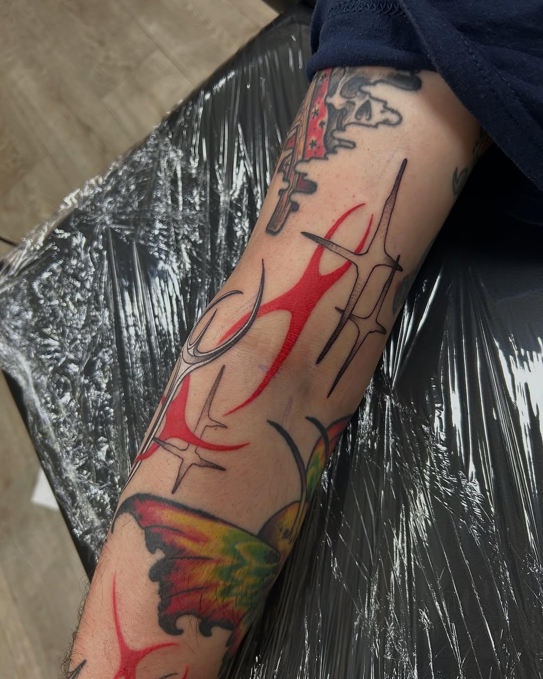 Tatouage chromé graphique — biribirikuntattoo
