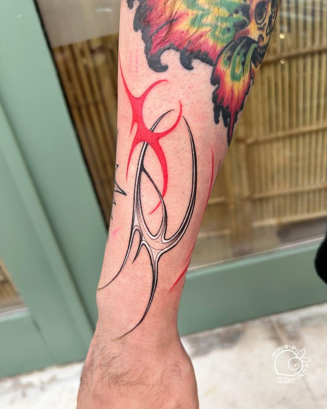 Tatouage chromé graphique — biribirikuntattoo
