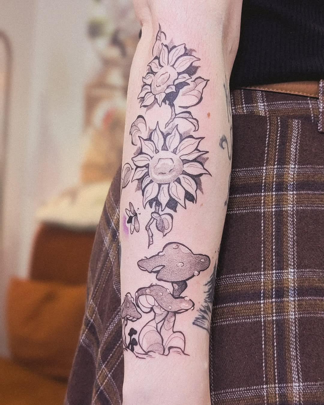 Tatouage champignons et tournesols fine line — yun_tatt