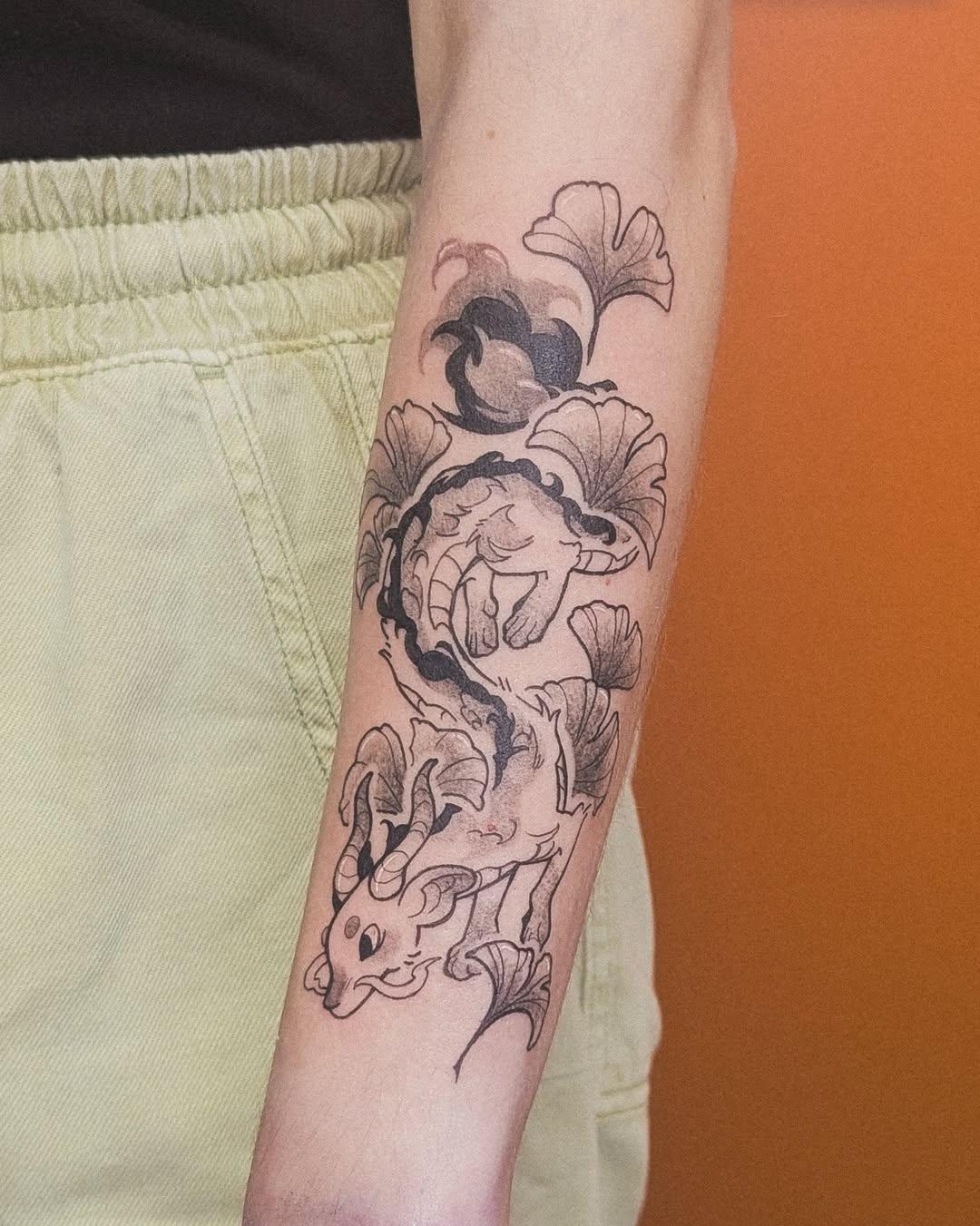 Tatouage dragon et lune fine line — yun_tatt