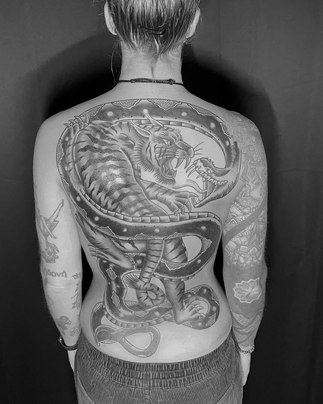 Tatouage serpents et créatures dos complet — bluehorse.tattoo