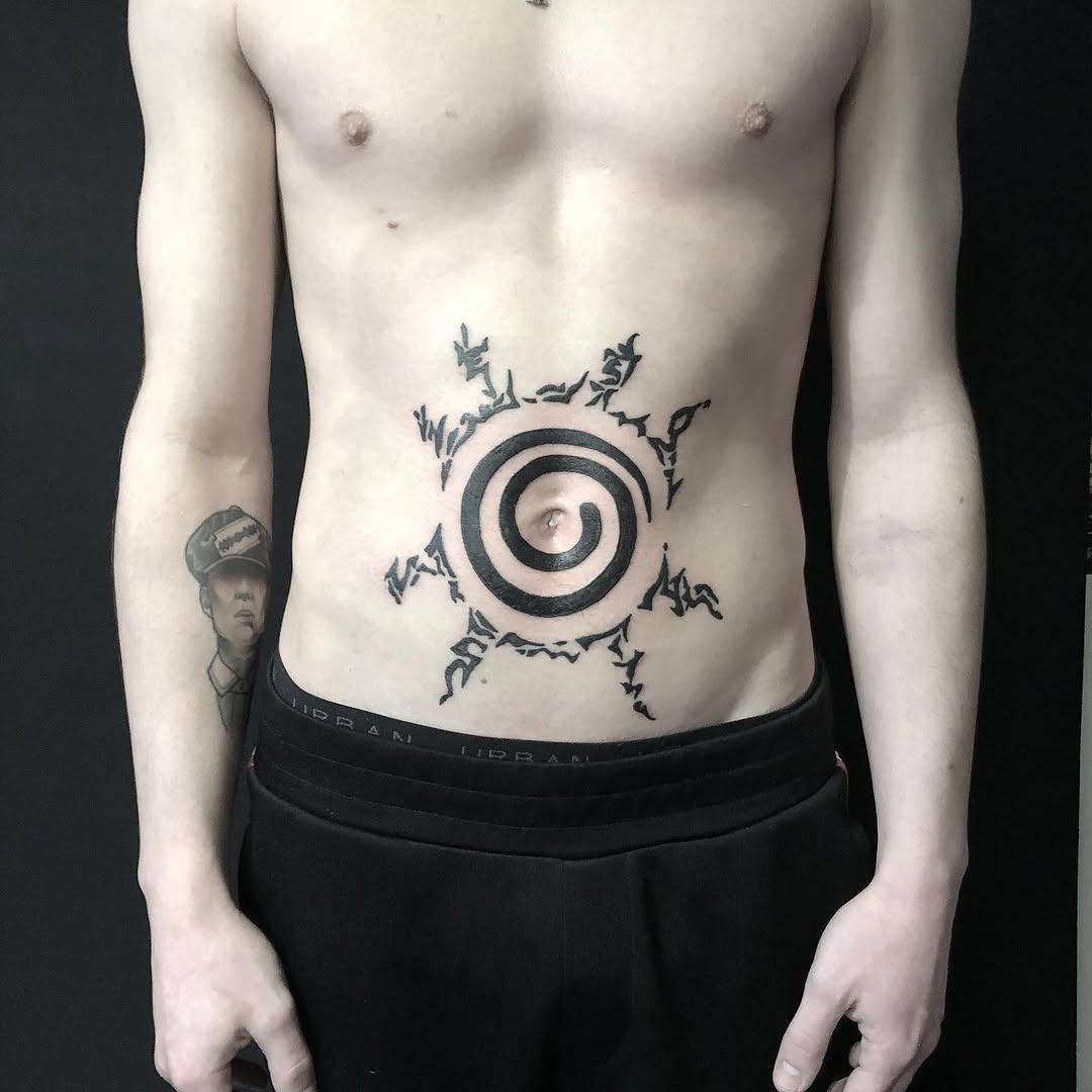 Tatouage sceau Naruto ventre blackwork — xochipilitattoo