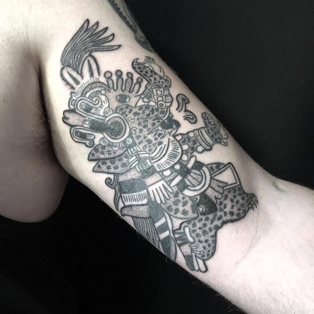 Tatouage Tezcatlipoca aztèque blackwork — xochipilitattoo