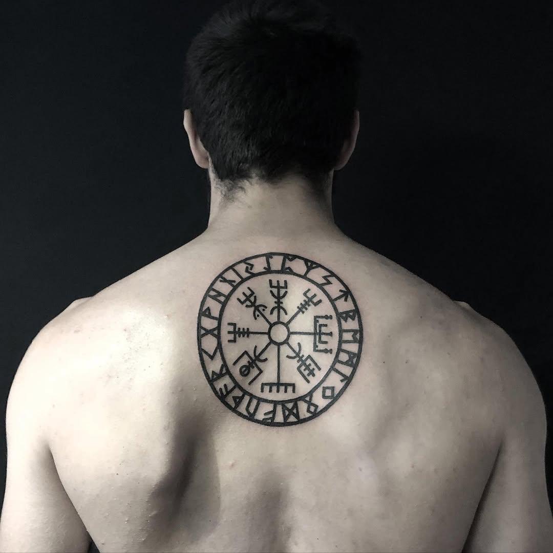 Tatouage vegvisir runique nordique — xochipilitattoo