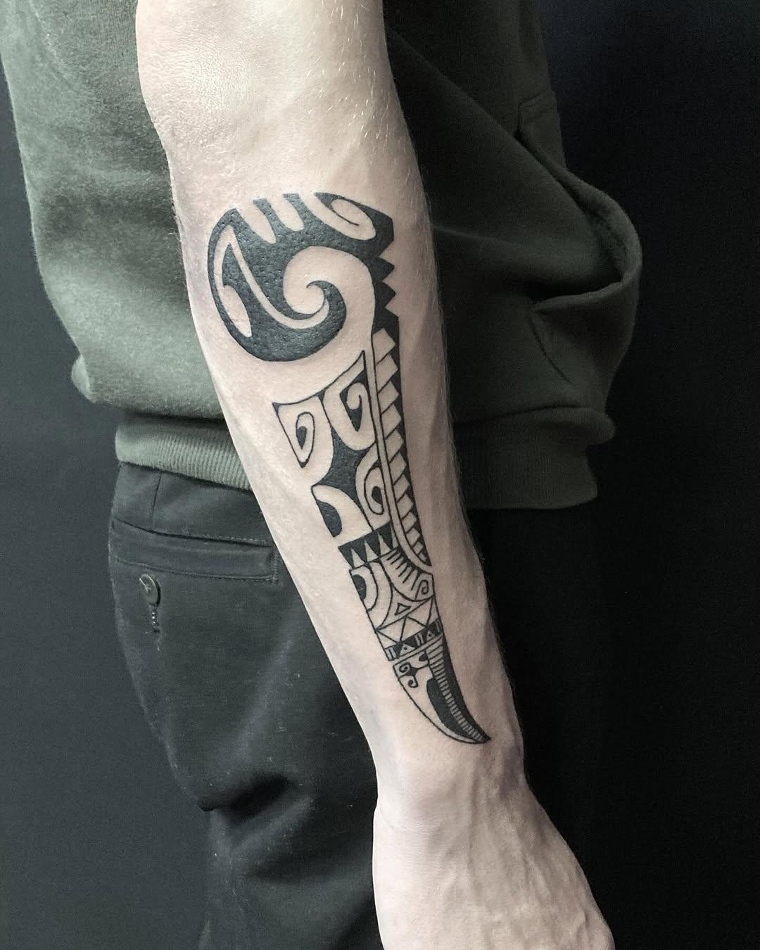 Tatouage tribal ethnique dotwork — xochipilitattoo