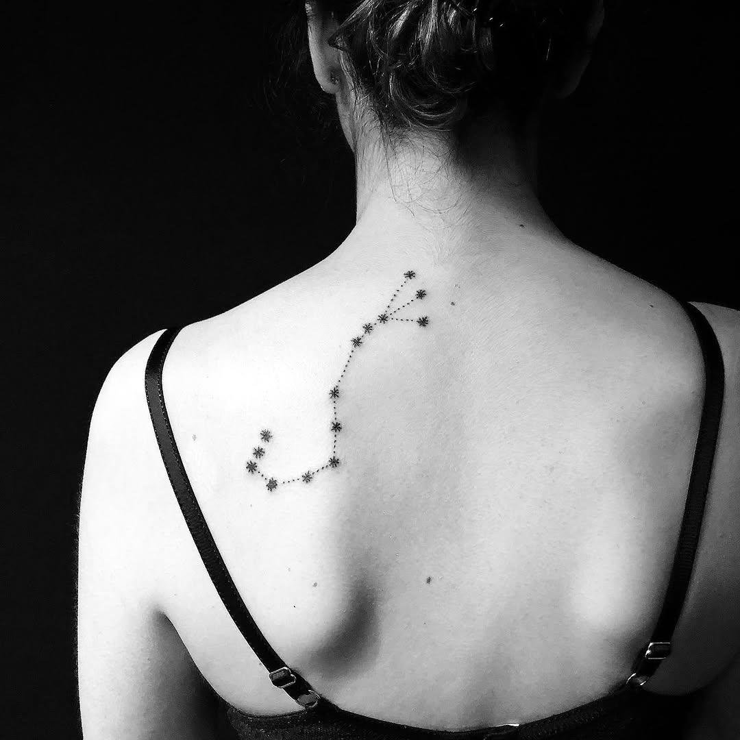 Tatouage constellation Scorpion handpoke dotwork — xochipilitattoo
