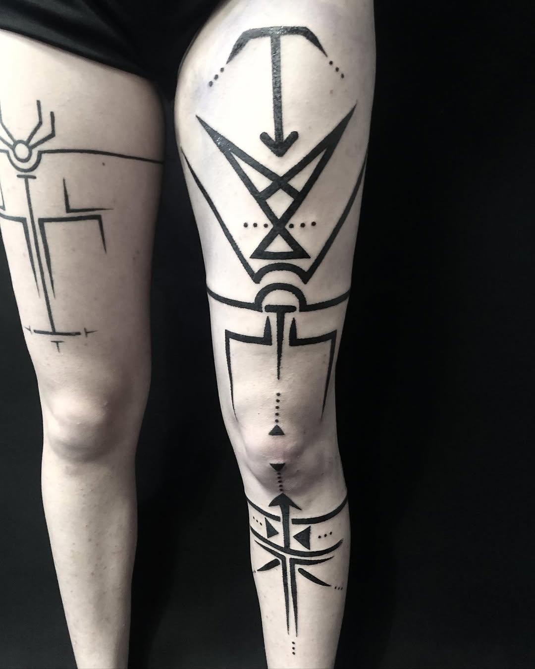 Tatouage géométrique chamanique dotwork — xochipilitattoo