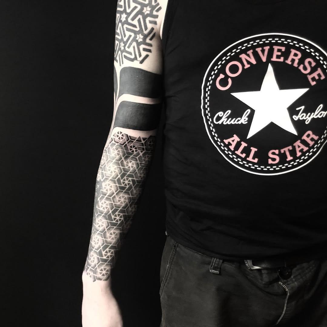 Tatouage géométrique dotwork — xochipilitattoo