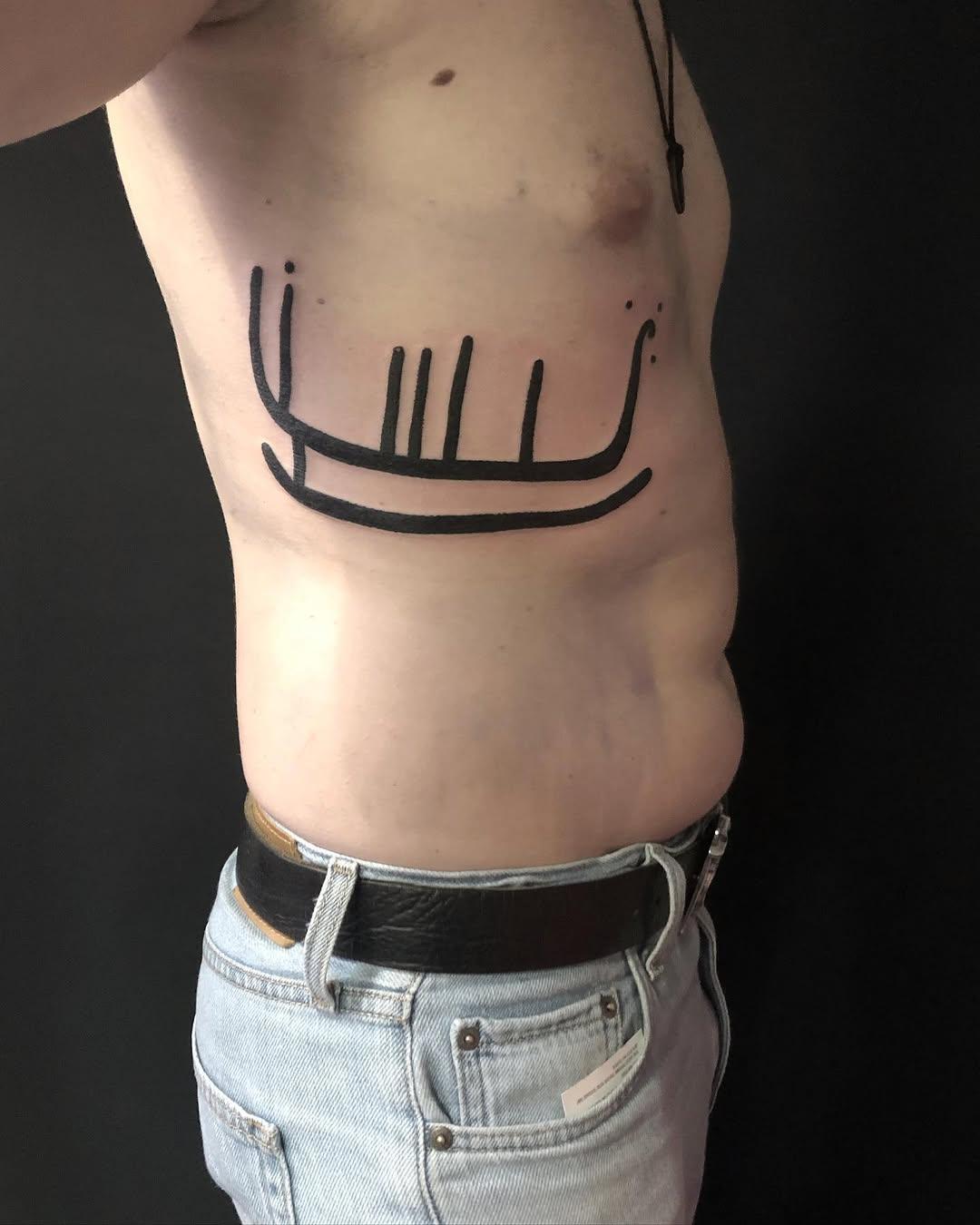 Tatouage drakkar nordique blackwork — xochipilitattoo