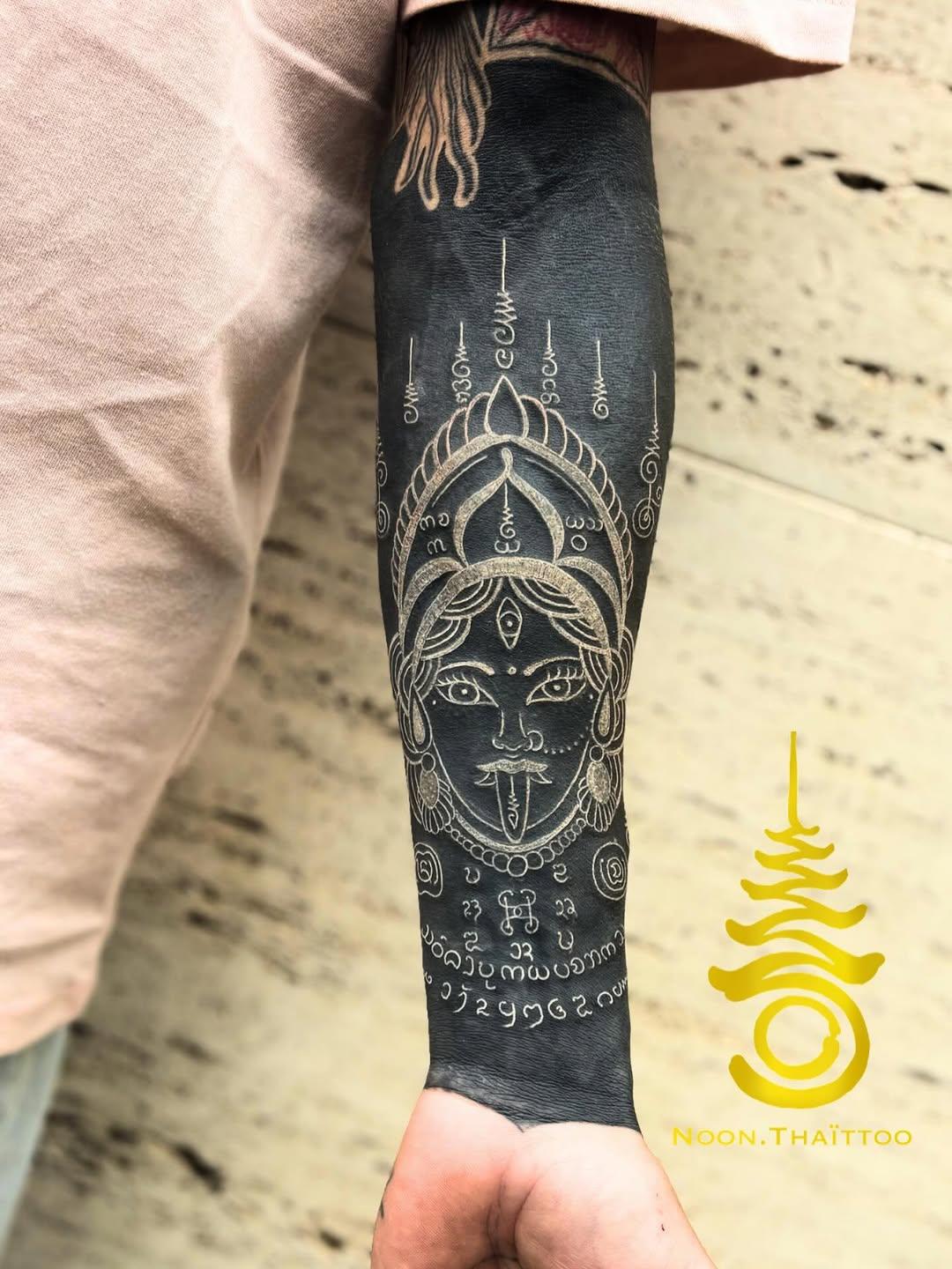 Tatouage Maha Kali blackwork — noon.thaittoo