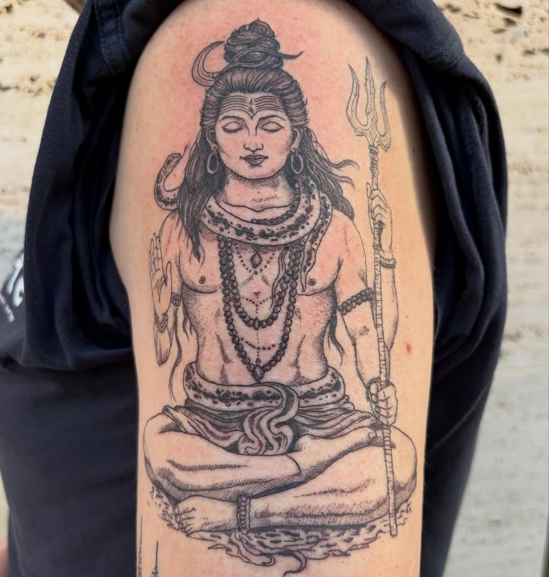 Tatouage Mahadev Shiva blackwork — noon.thaittoo