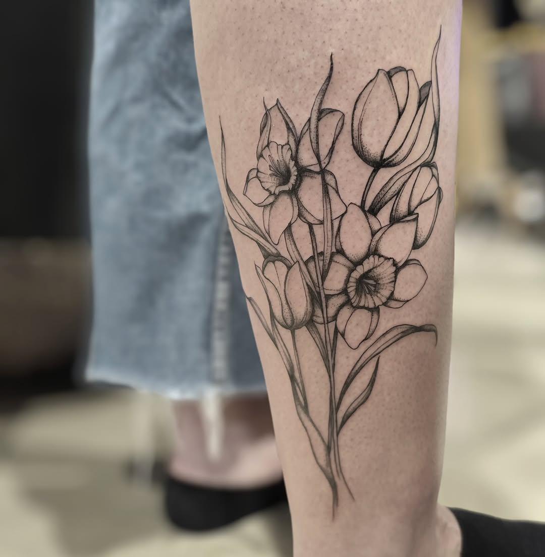 Bouquet de tulipes et jonquilles, fine line floral — mae_drawink_tattoo