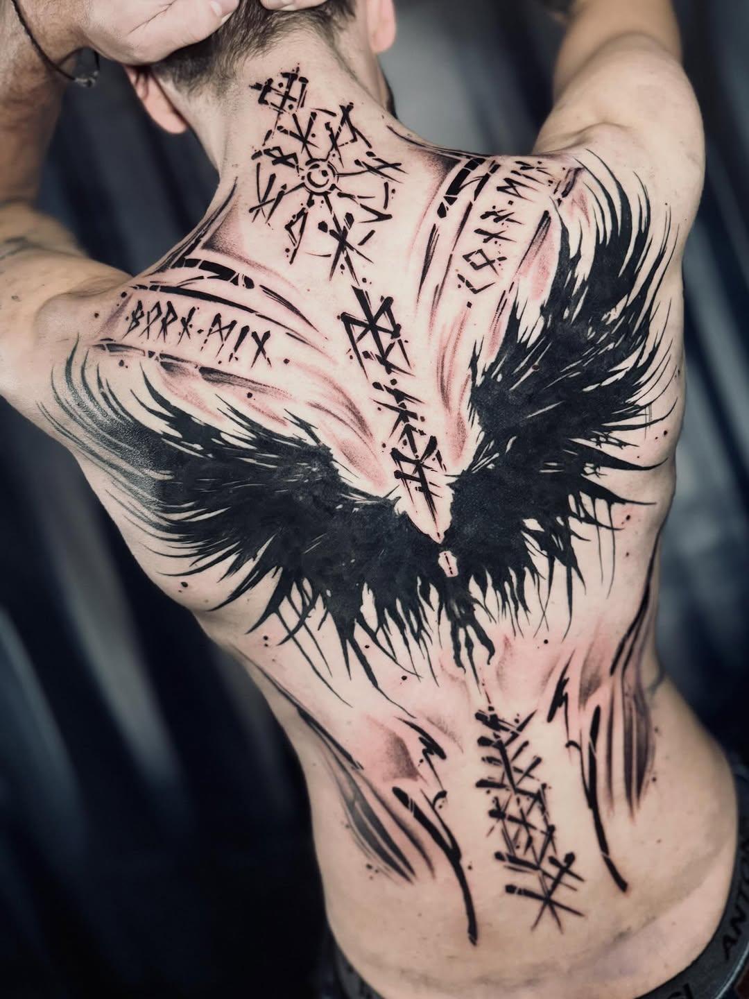 Tatouage Ailes et symboles protecteurs dos — kappylamarquise