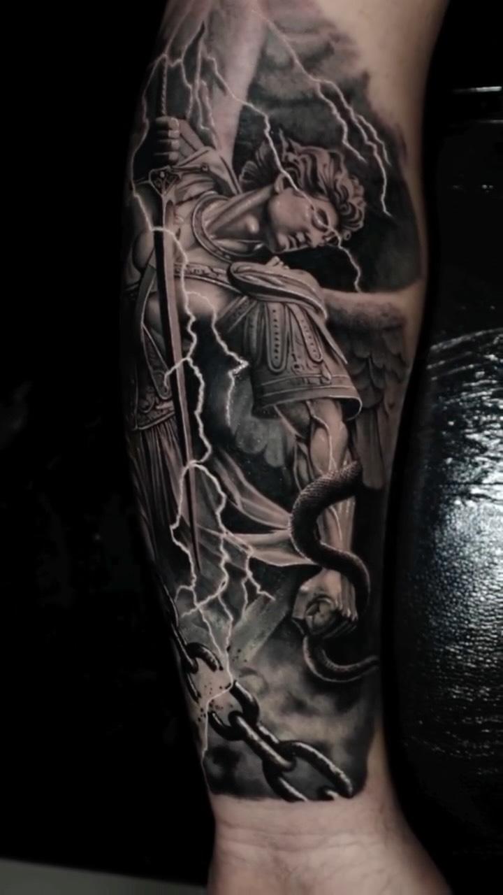 Tatouage Divinité avec éclairs avant-bras — julienbreuiltattoo