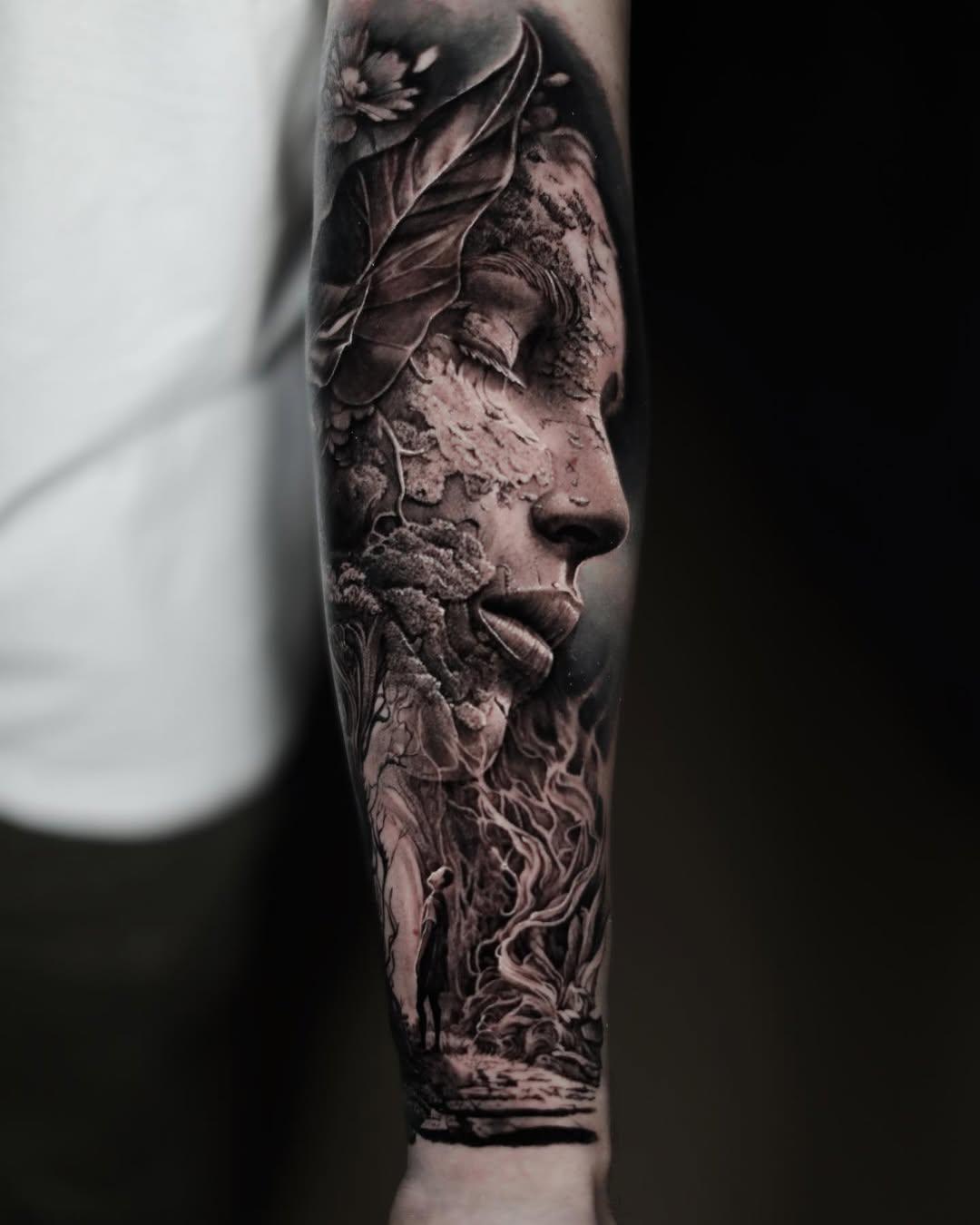 Tatouage Portrait féminin et univers mystique avant-bras — julienbreuiltattoo