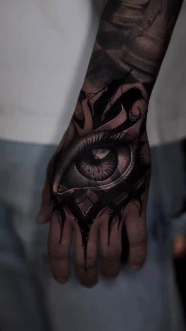 Tatouage Motif réaliste noir et gris main — julienbreuiltattoo