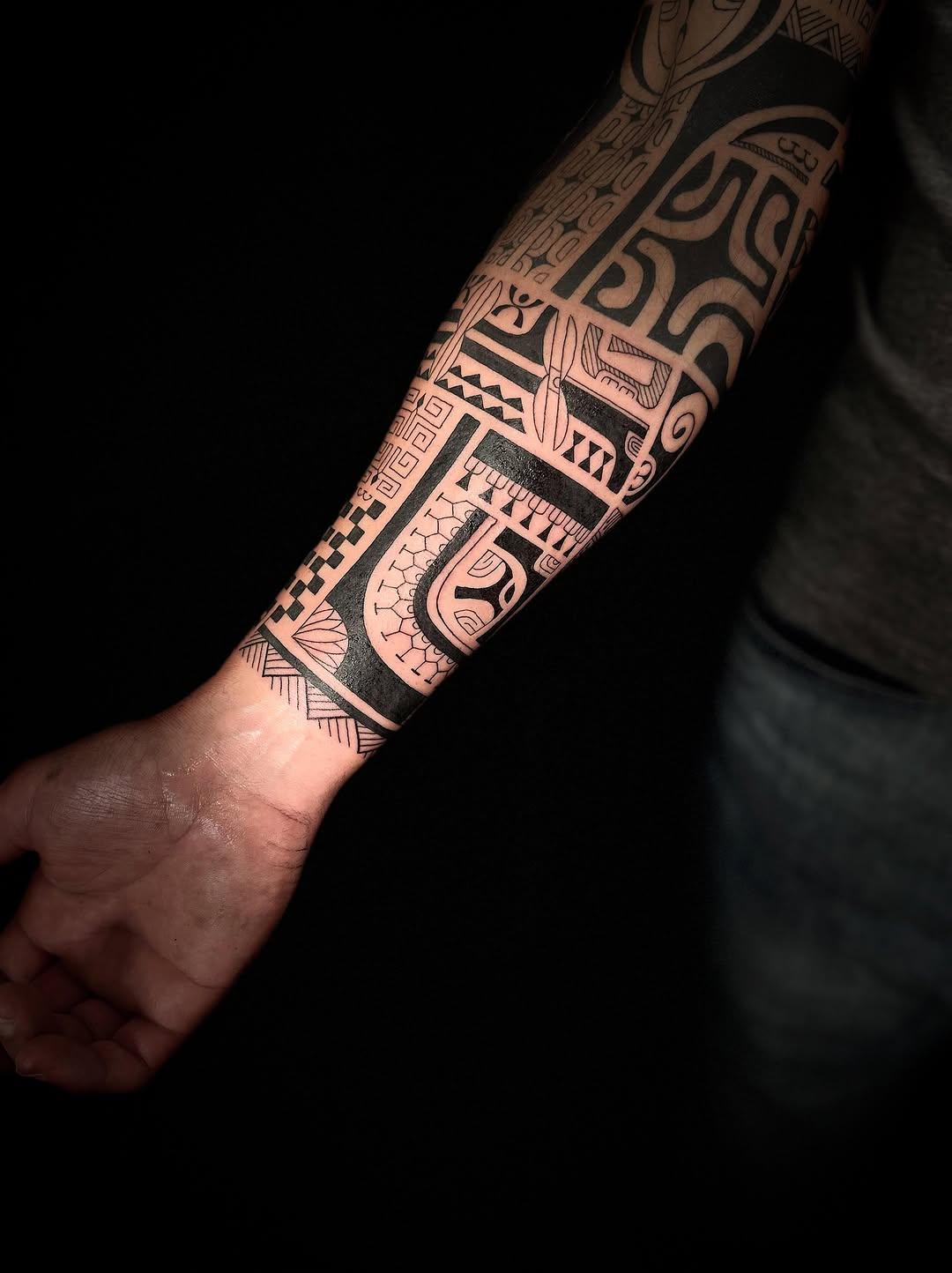 Bras fine line ornemental — tainaburns.tattoo