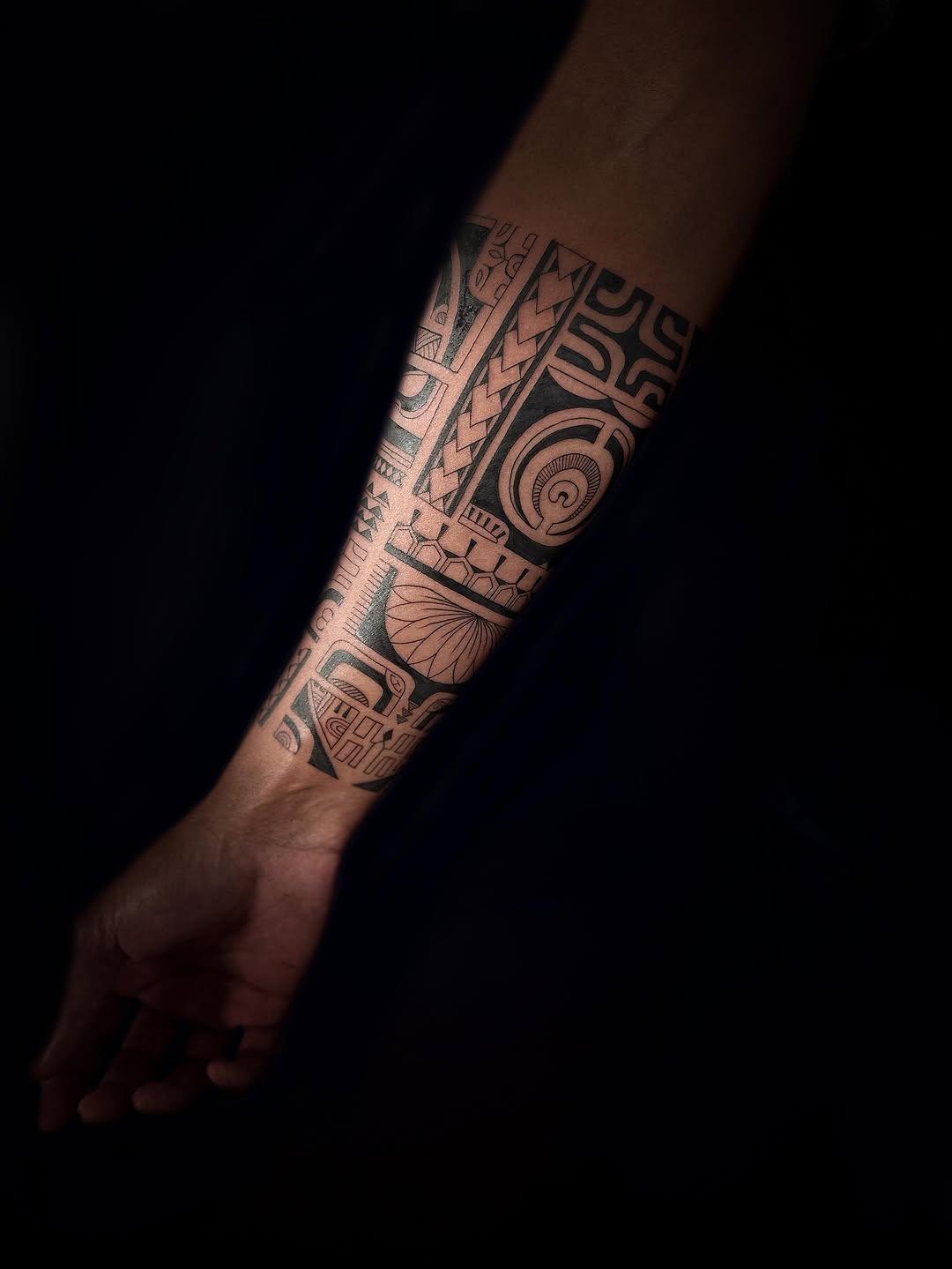 Manchette fine line ornementale — tainaburns.tattoo