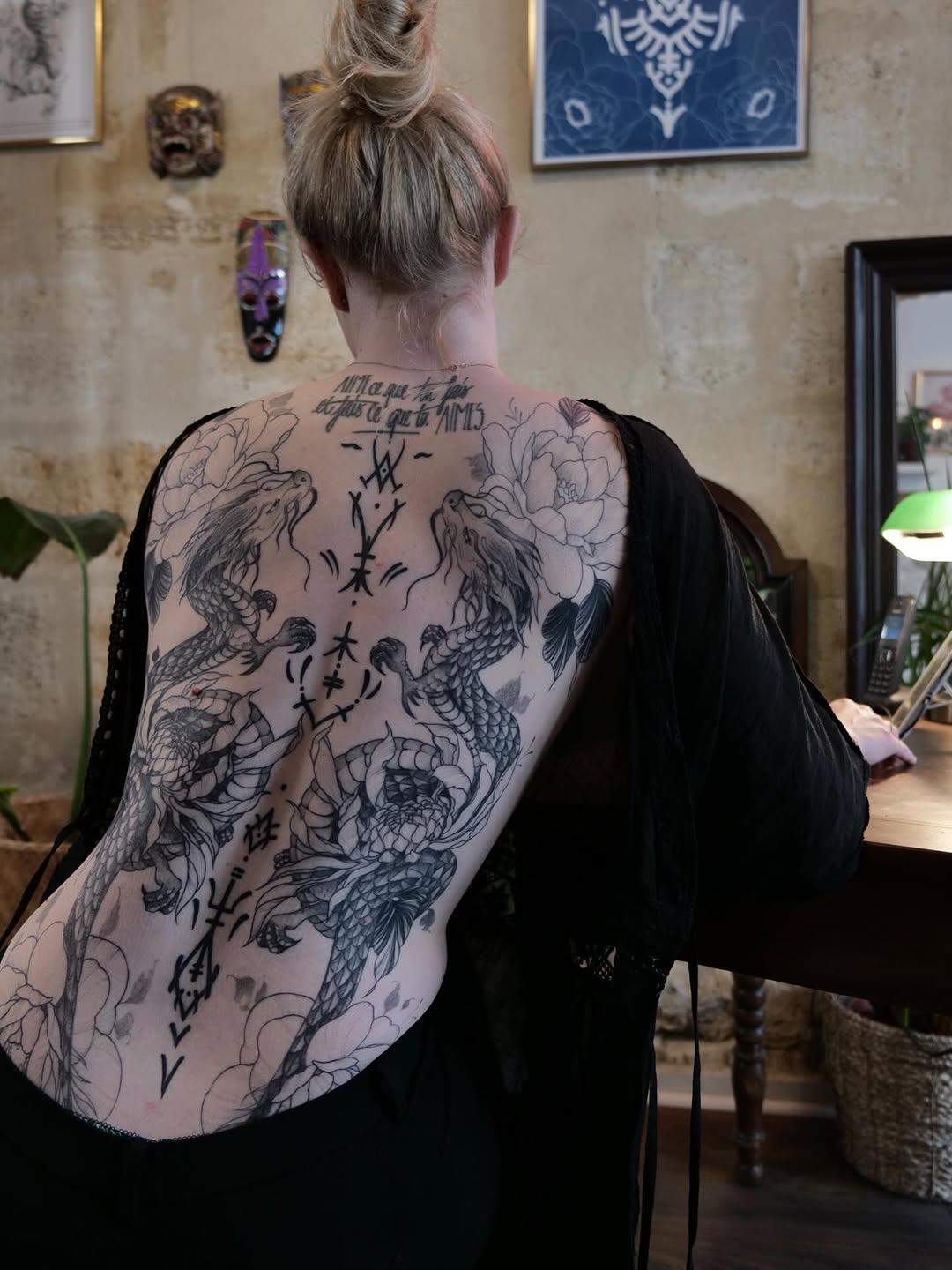 Dos cicatrisé, fine line — wila.tattoolove