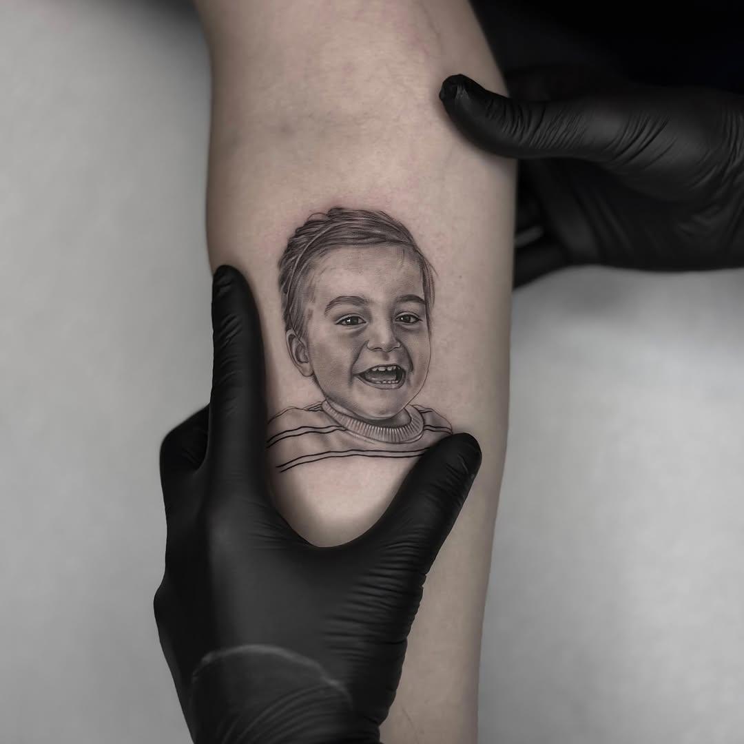 Tatouage portrait enfant souriant — ilyasargin