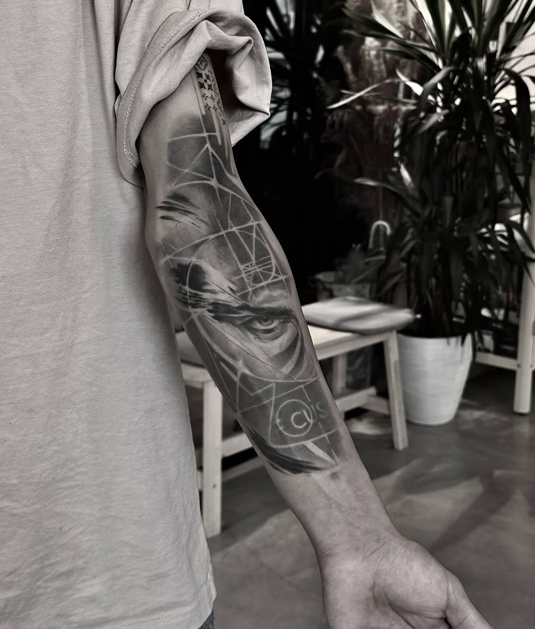 Tatouage oeil et lignes géométriques bras — ilyasargin