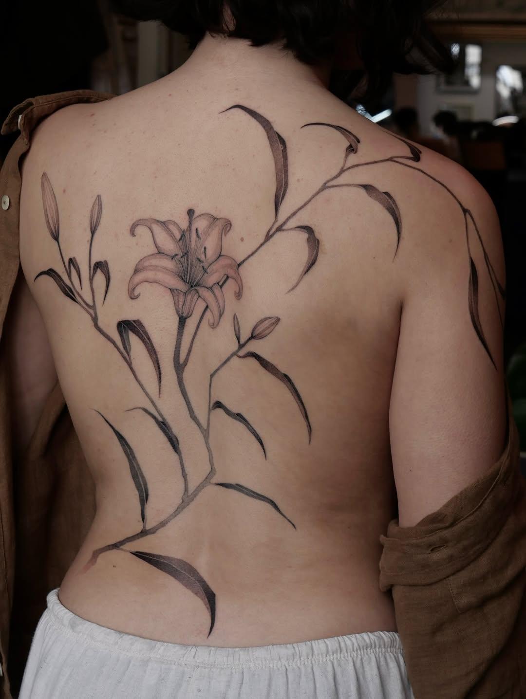 Tatouage Fleur (lys) avec branches botaniques — duyen.tattoo