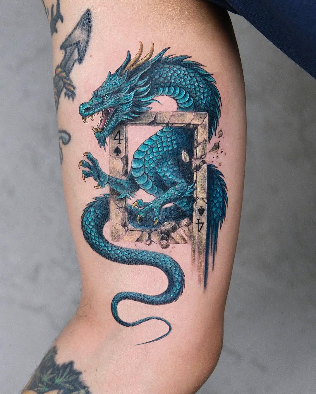Tatouage Dragon bleu avec carte à jouer — gokceozaslan