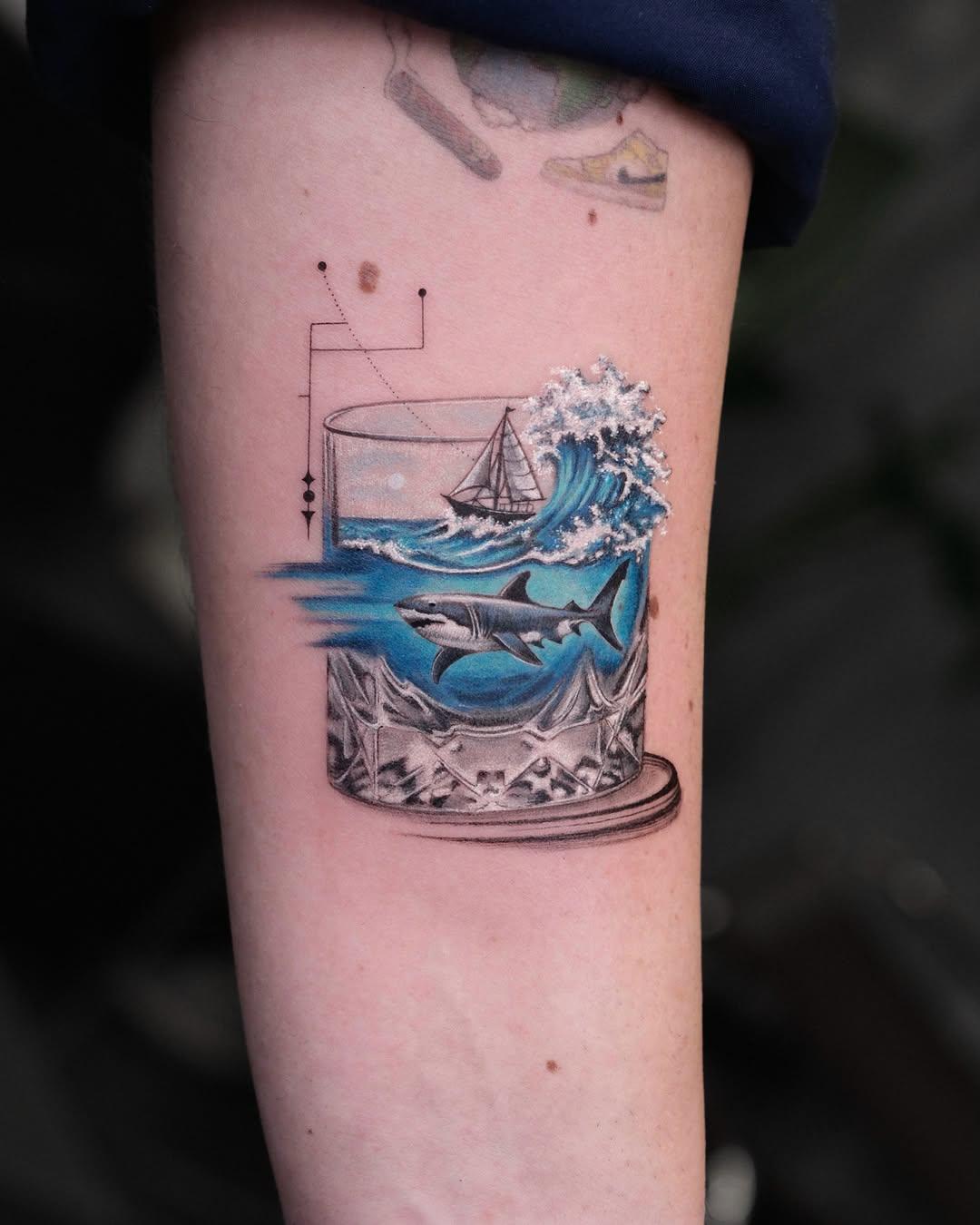 Tatouage Requins et verre de whisky surréaliste — gokceozaslan