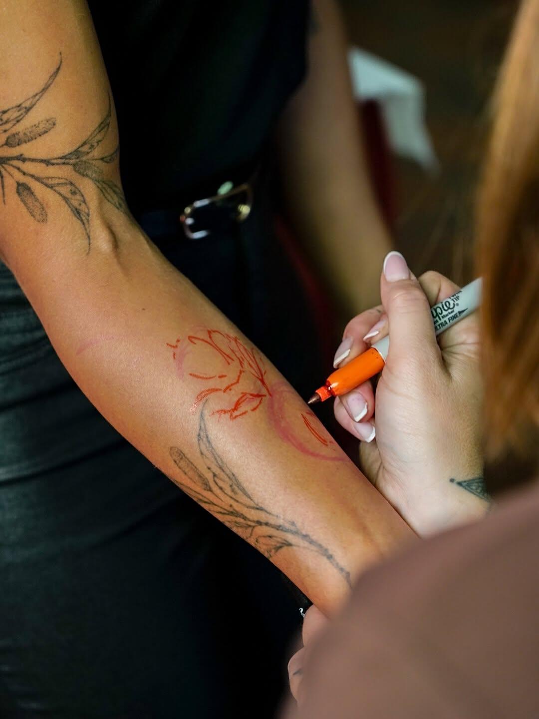 Tatouage motifs botaniques avant-bras — la.promesse.tattooshop
