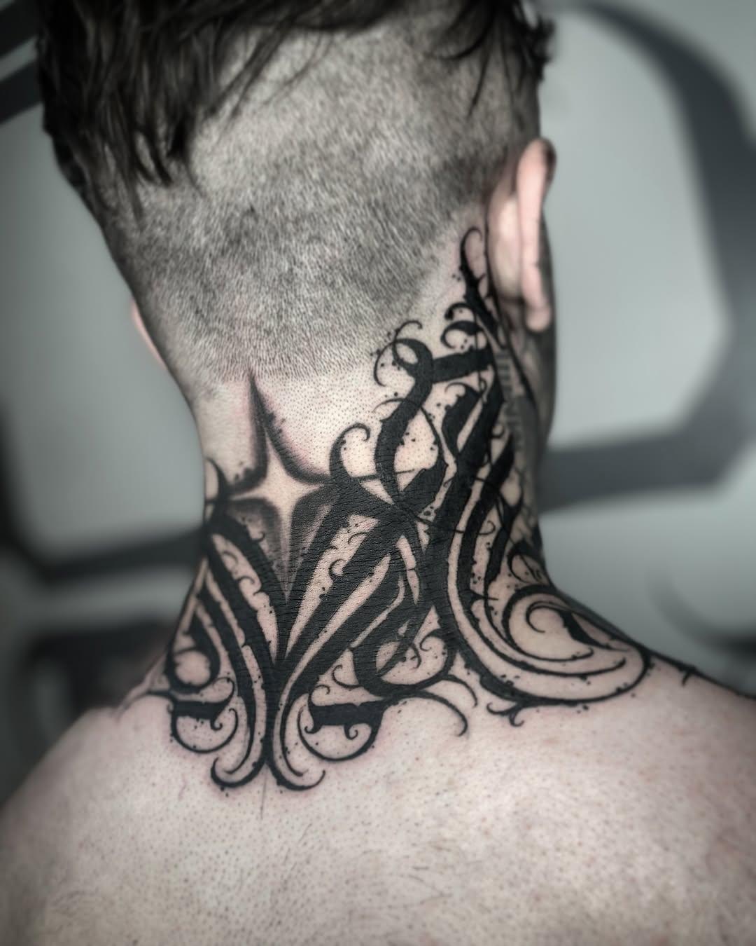 Tatouage ornemental dark abstrait cou — fatkush_mgt