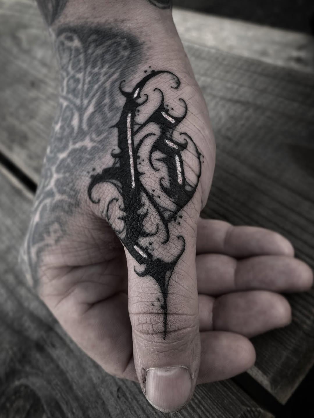 Tatouage lettrage dark doigt — fatkush_mgt