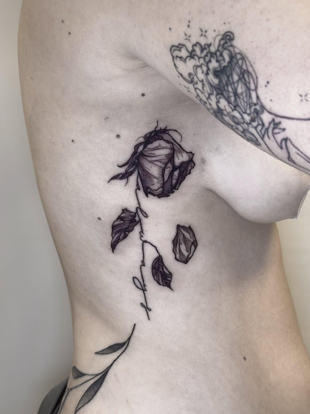 Tatouage rose avec feuilles couverture rework — mymyreverztattoo