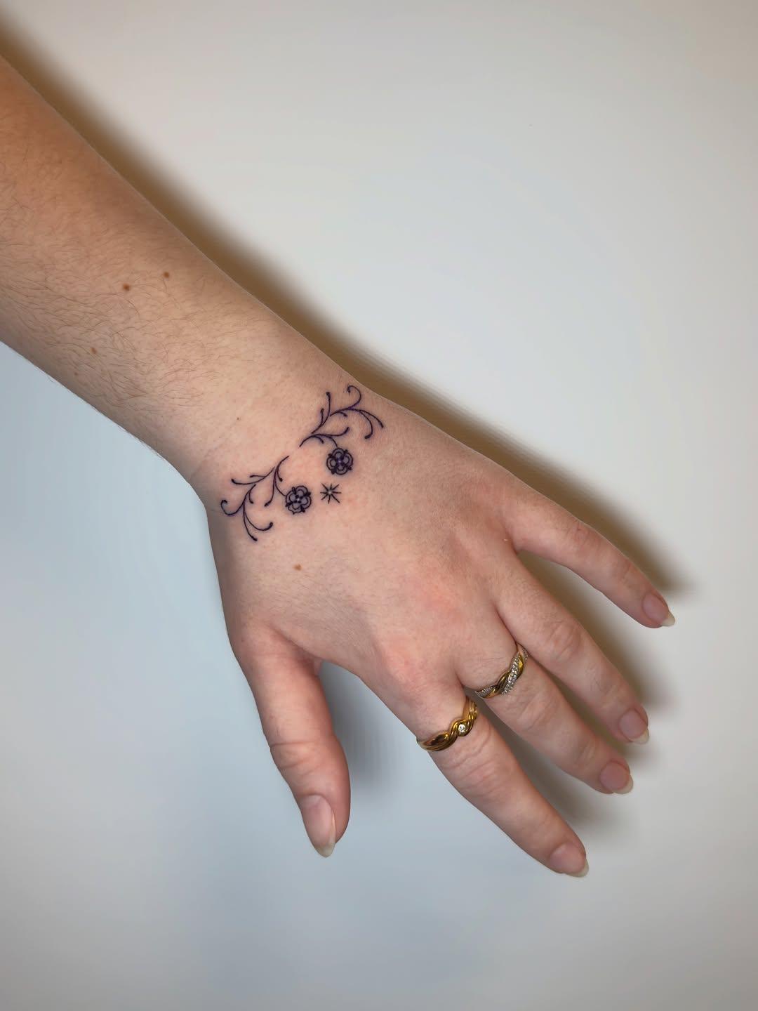 Tatouage branche avec ornements et feuilles poignet — mymyreverztattoo