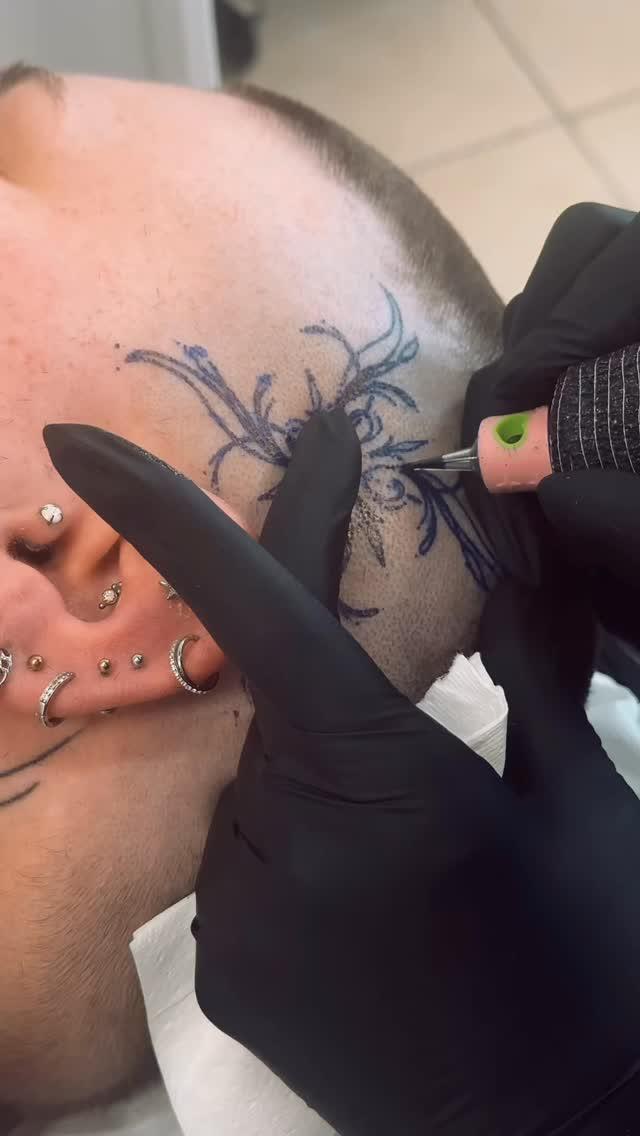 Tatouage fleur/ornement à la tête en cours de session — mymyreverztattoo