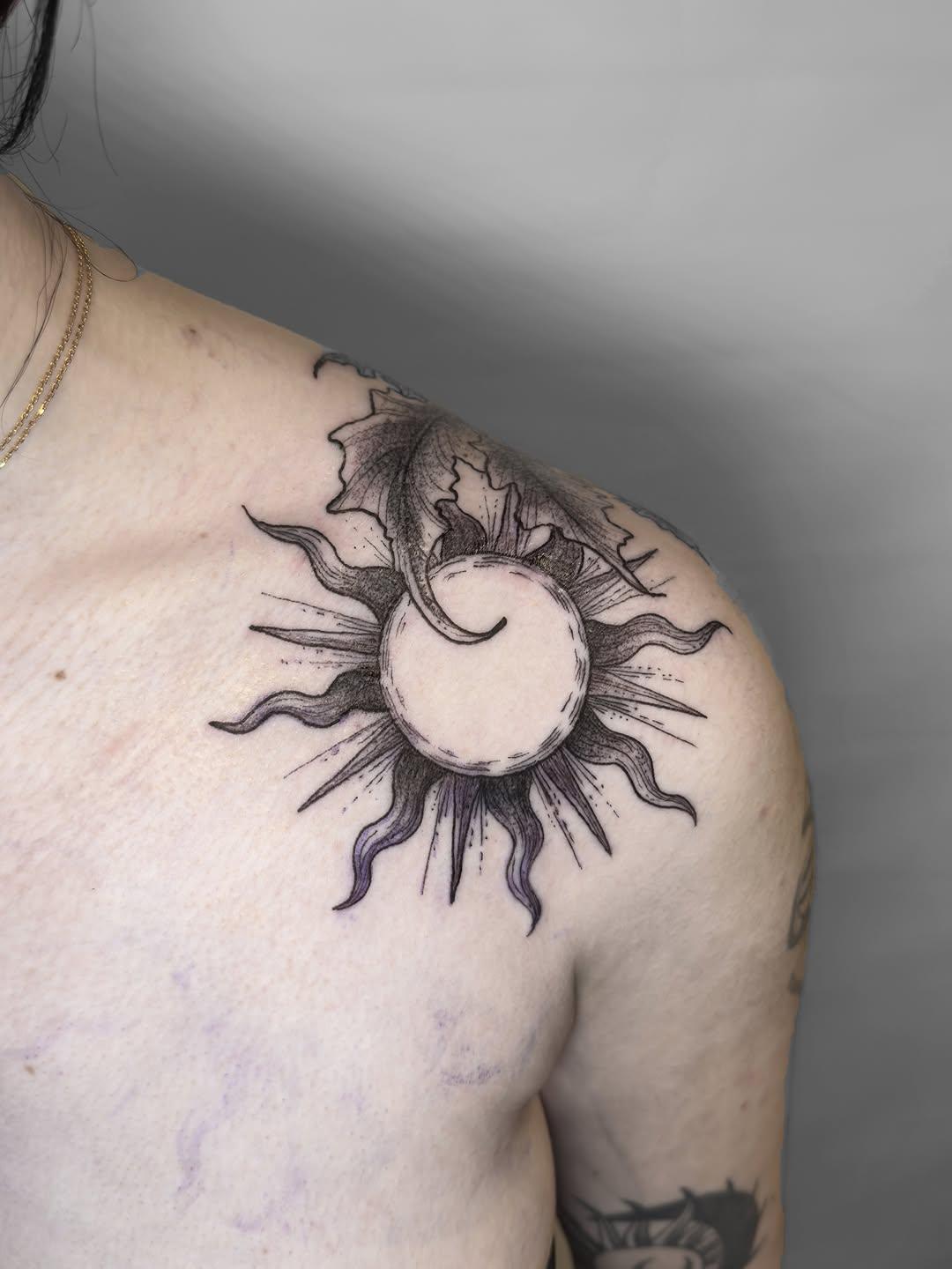 Tatouage soleil avec feuillages et fleur épaule — mymyreverztattoo