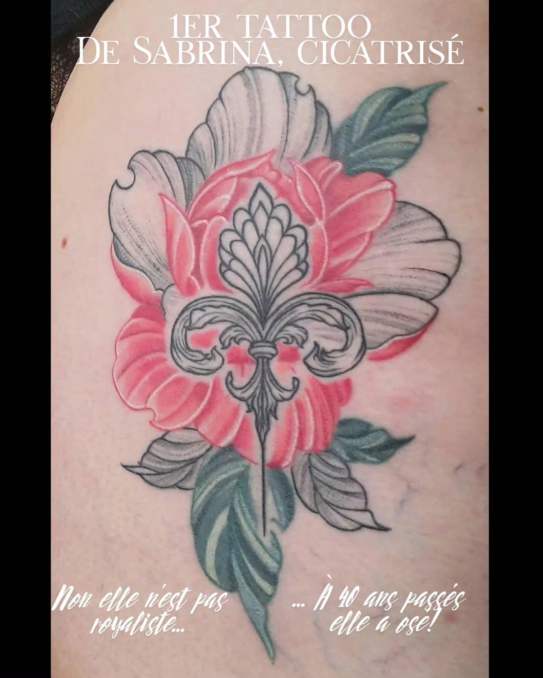 Tatouage fleur rose avec fleur de lys — lili_maniacs