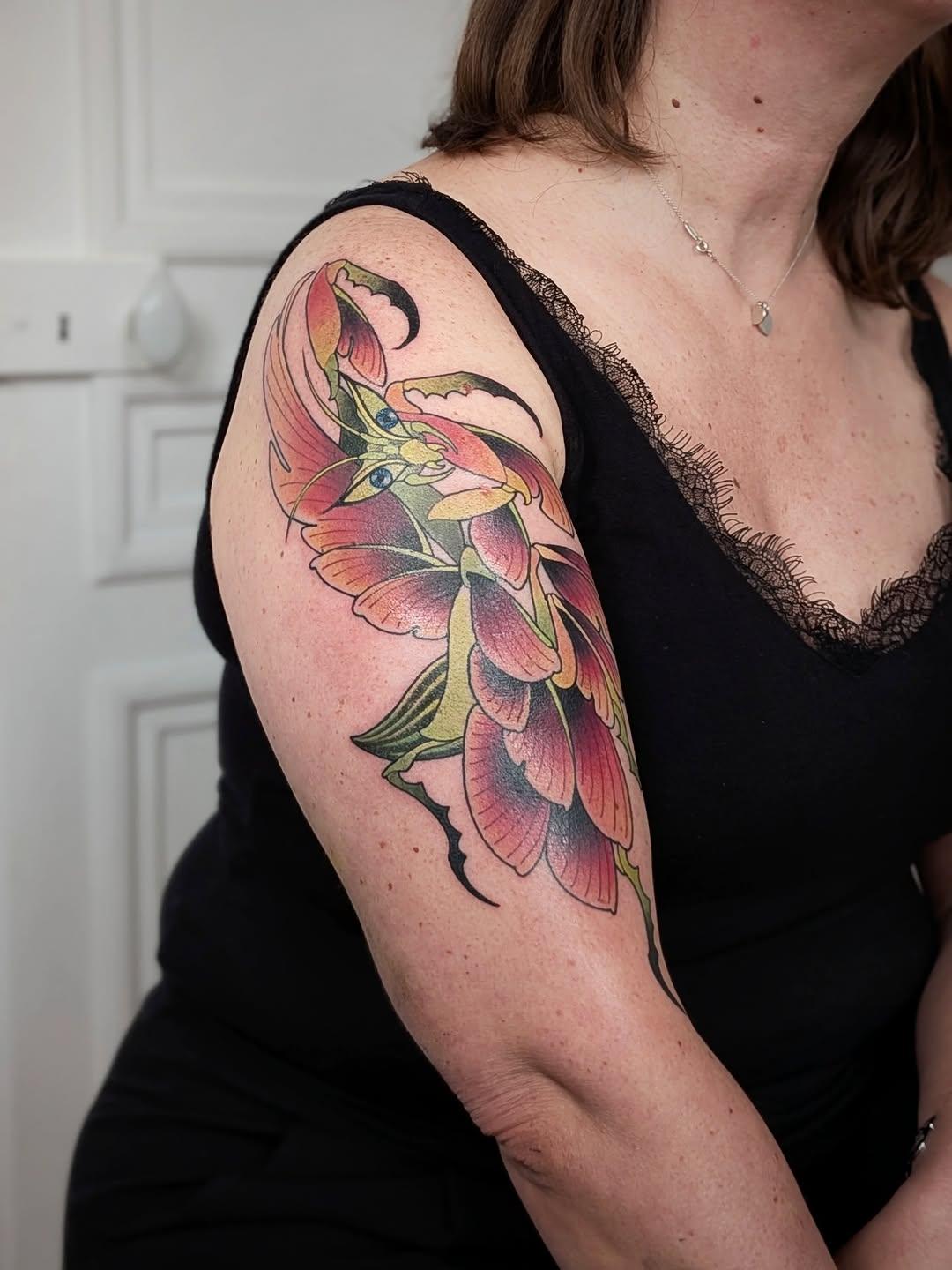 Tatouage Mante religieuse orchidée — norma_tattoo