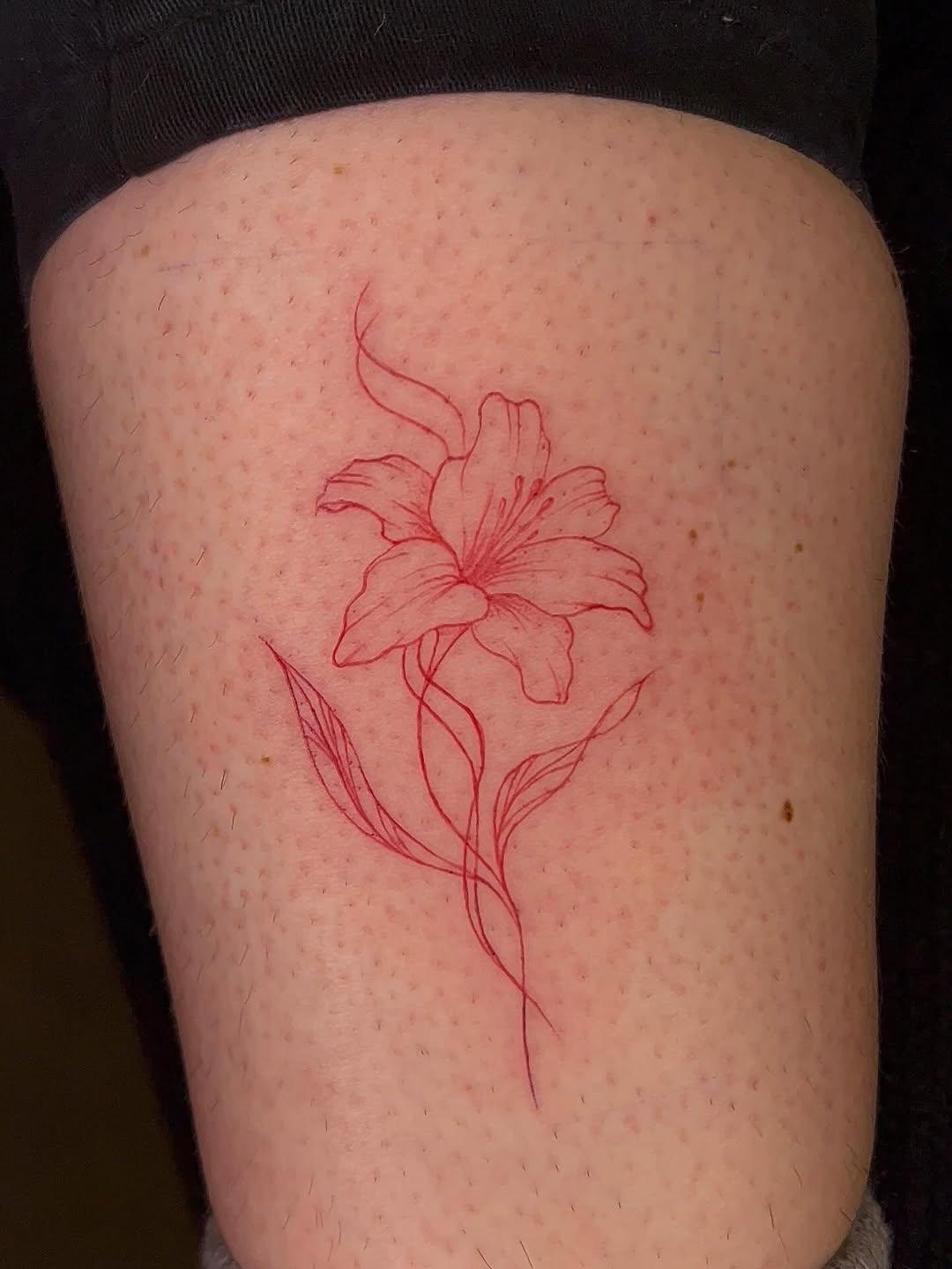 Lys rouge sur la cheville, fine line — inkbyoce