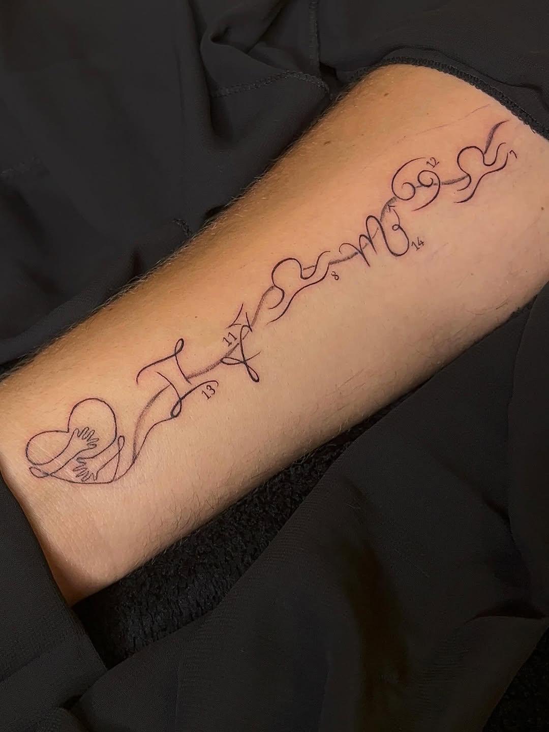 Signes gravés, hommage familial fine line — inkbyoce