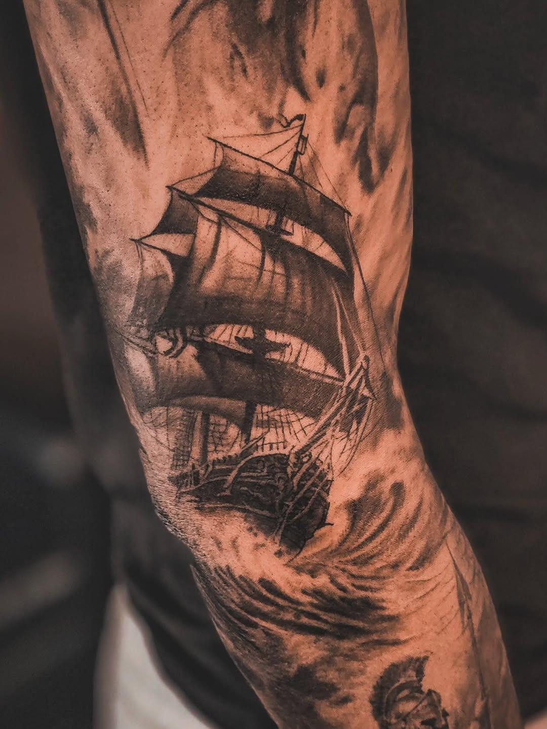 Tatouage navire voilier avant-bras — gorestyles