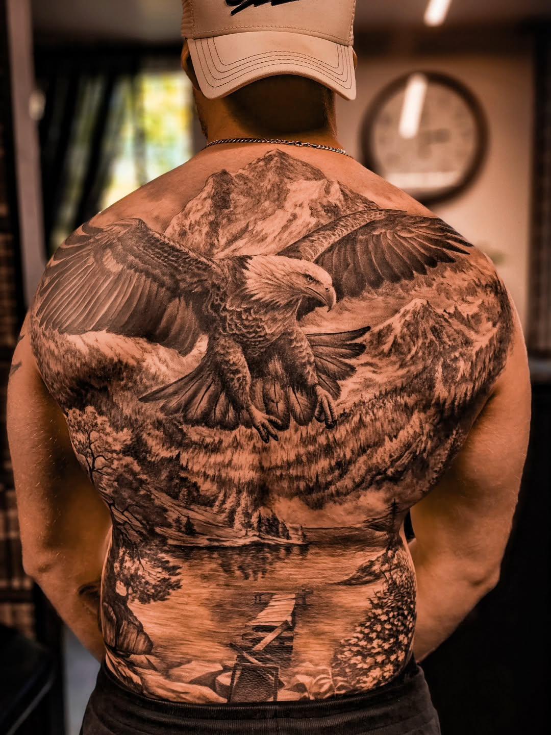 Tatouage aigle montagne dos — gorestyles