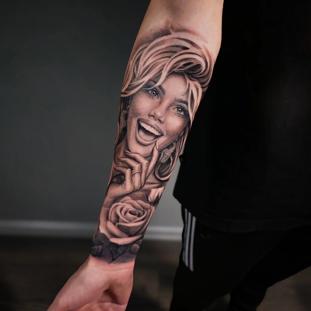 Tatouage portrait femme avec rose avant-bras — gorestyles